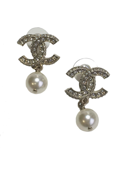 Boucles d'oreilles clous CHANEL pendants CC strass et perle nacrée