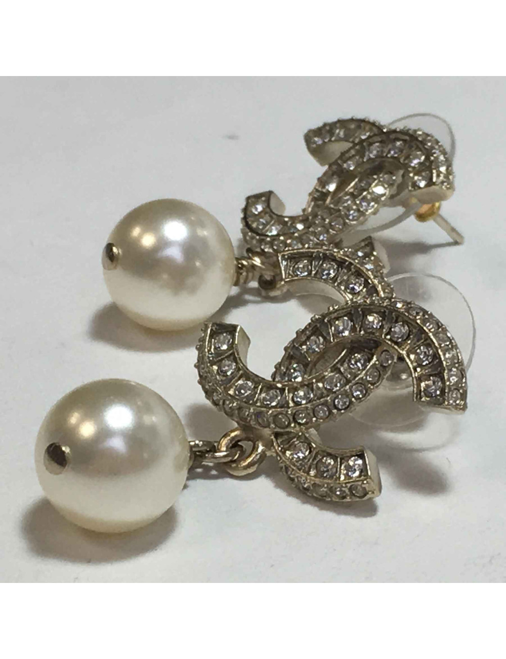 Boucles d'oreilles clous CHANEL pendants CC strass et perle nacrée
