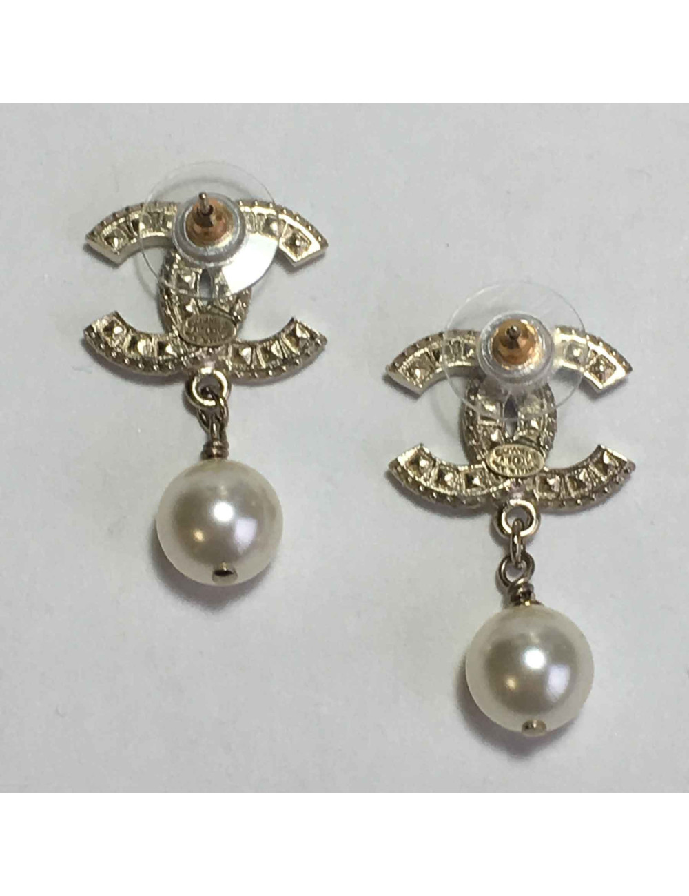 Boucles d'oreilles clous CHANEL pendants CC strass et perle nacrée