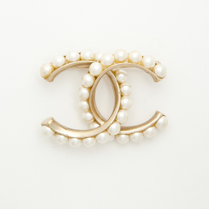 CHANEL CC Brooch in pale gilded metal fully beaded with pearls - VALOIS  VINTAGE PARIS