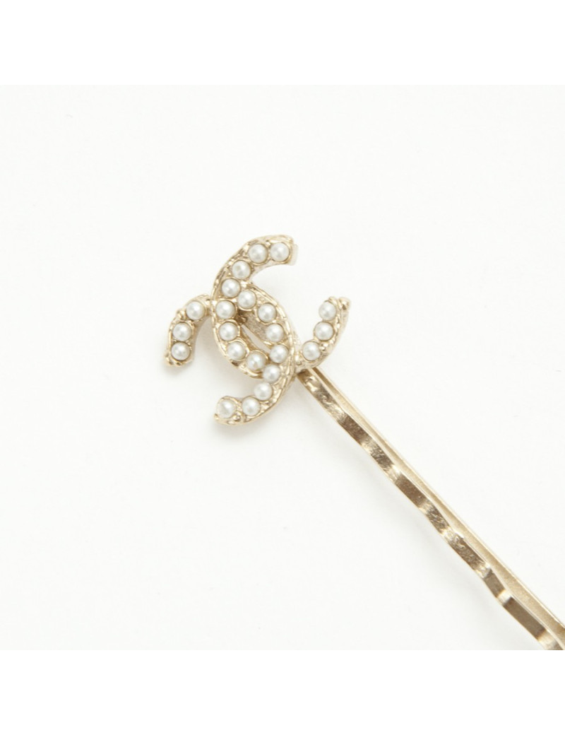Barrette CHANEL "CC" dorée sertie des perles nacrées