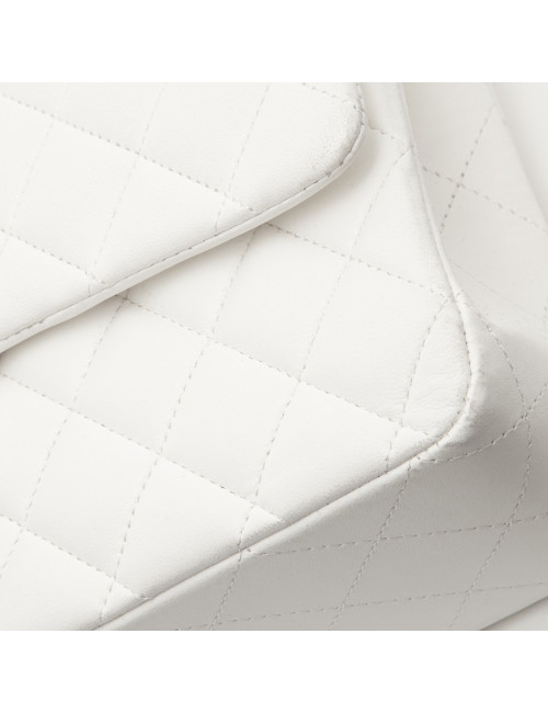 Sac timeless CHANEL cuir d'agneau blanc matelassé