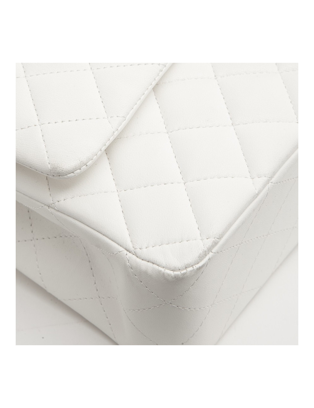 Sac timeless CHANEL cuir d'agneau blanc matelassé