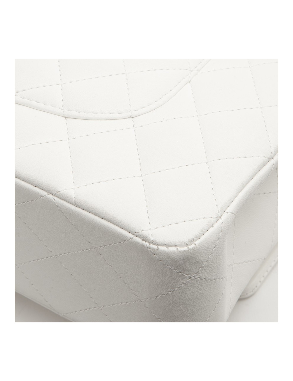 Sac timeless CHANEL cuir d'agneau blanc matelassé