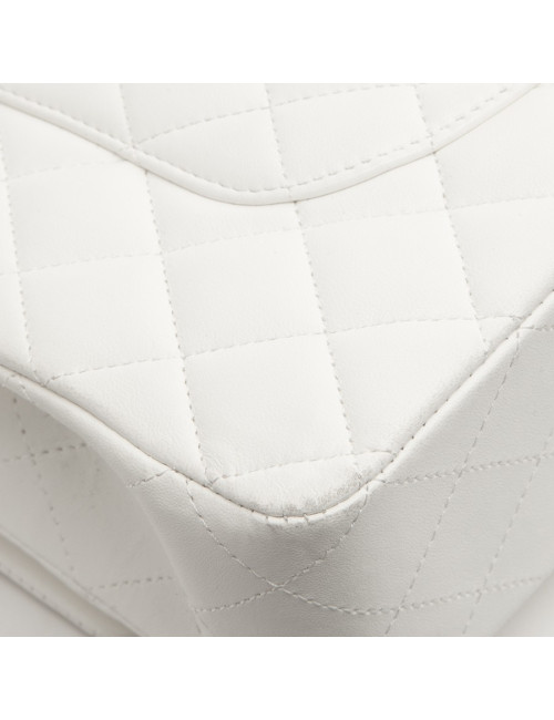 Sac timeless CHANEL cuir d'agneau blanc matelassé