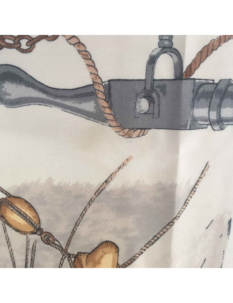 xxx Carré HERMES 'Caravelle' en soie bleue et beige