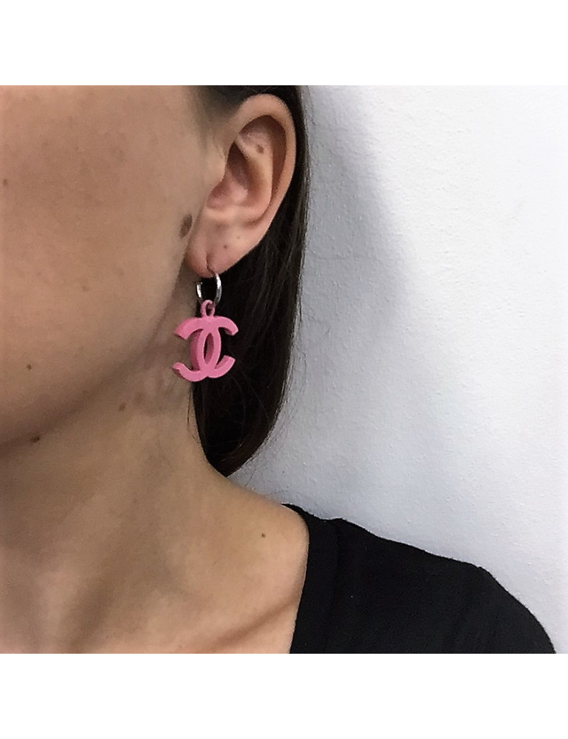 Boucles d'oreille clous CHANEL pendantes émail rose