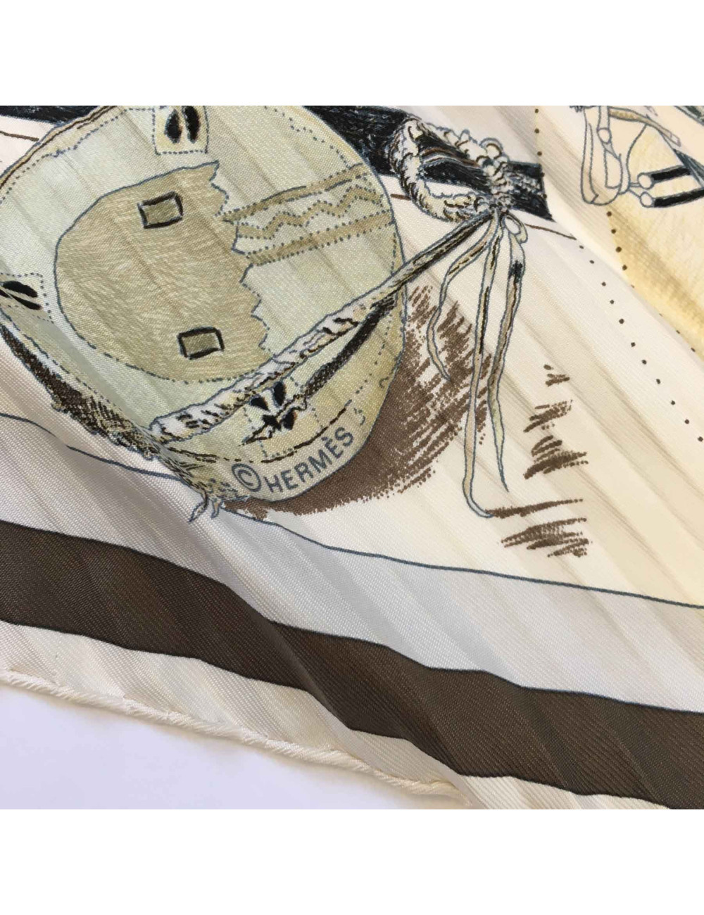 Carré Plissé HERMES "Les danses des indiens" en soie beige