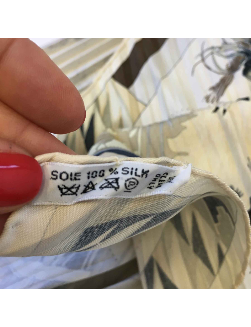 Carré Plissé HERMES "Les danses des indiens" en soie beige