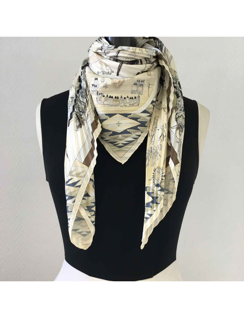 Carré Plissé HERMES "Les danses des indiens" en soie beige