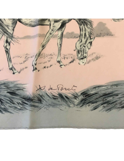 Carré HERMES 'Les poulains' en soie rose pâle et grise