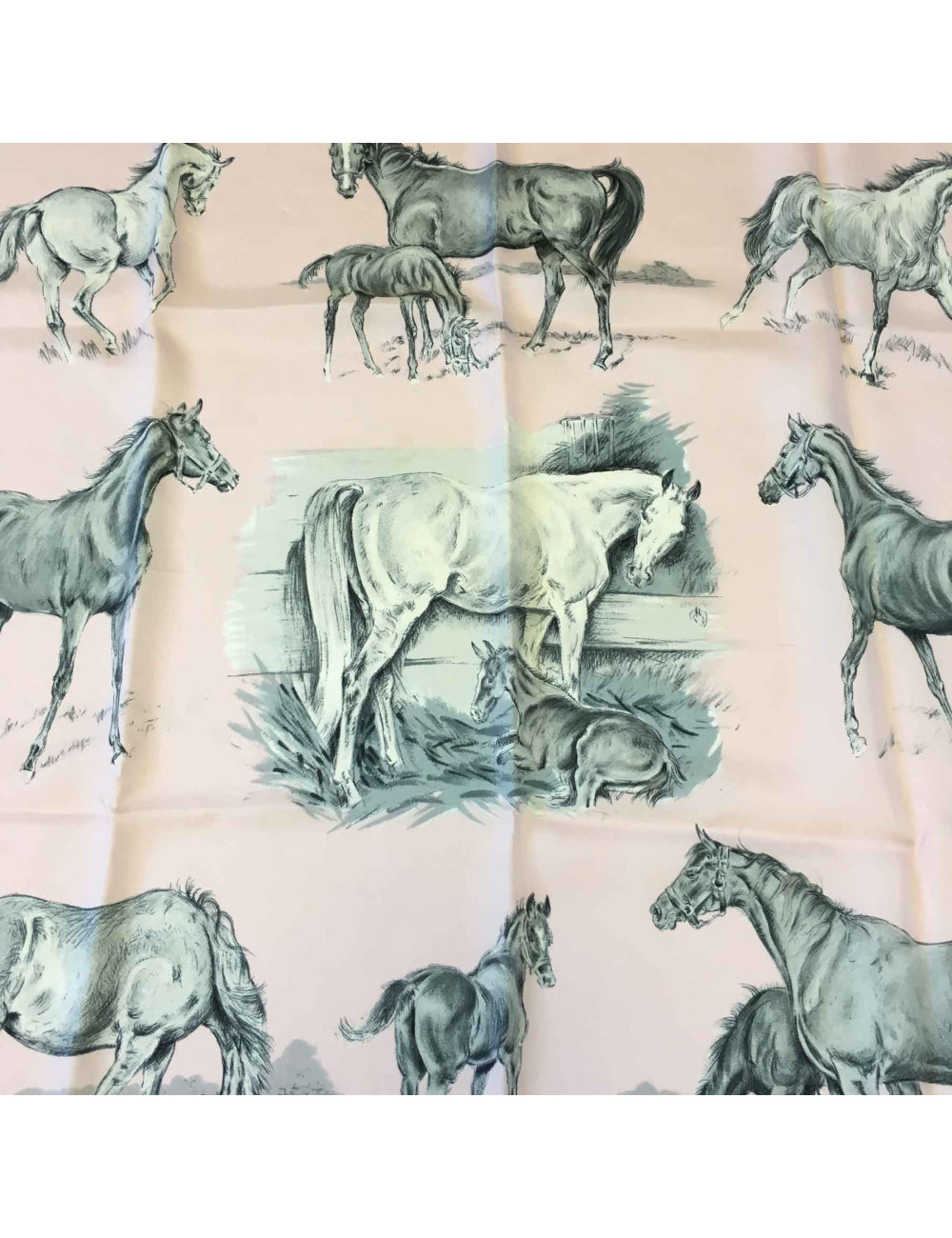 Carré HERMES 'Les poulains' en soie rose pâle et grise