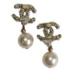 Boucles d'oreille clips CHANEL CC en perles nacrées et perle nacrée pendante
