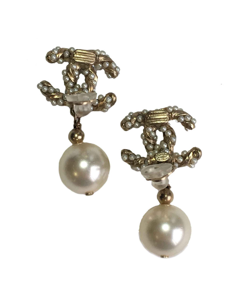 Boucles d'oreille clips CHANEL CC en perles nacrées et perle nacrée pendante