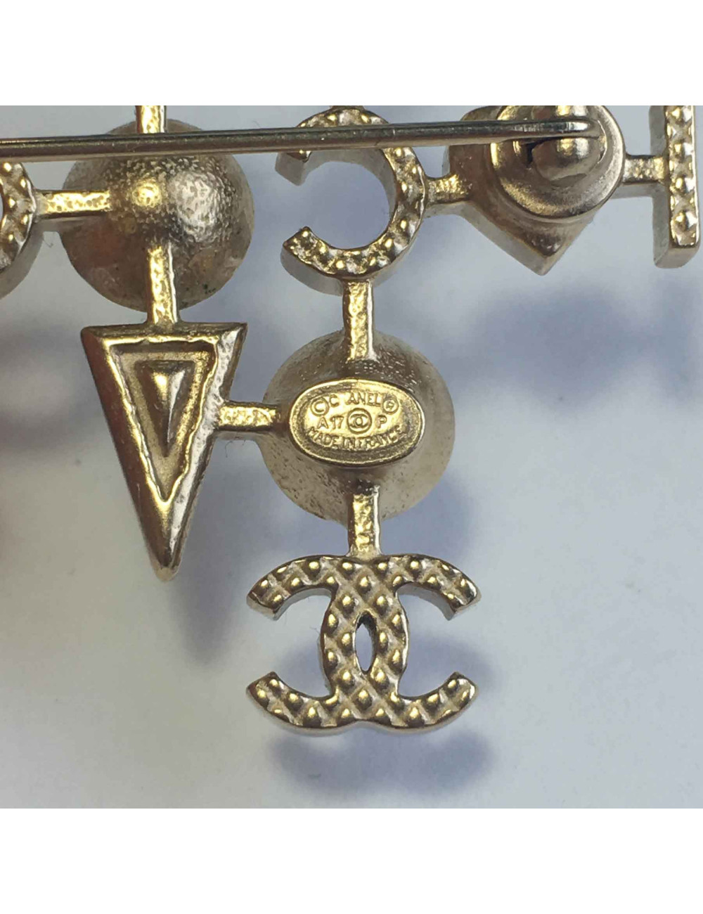 Broche CHANEL "COCO" en métal doré, perles nacrées 