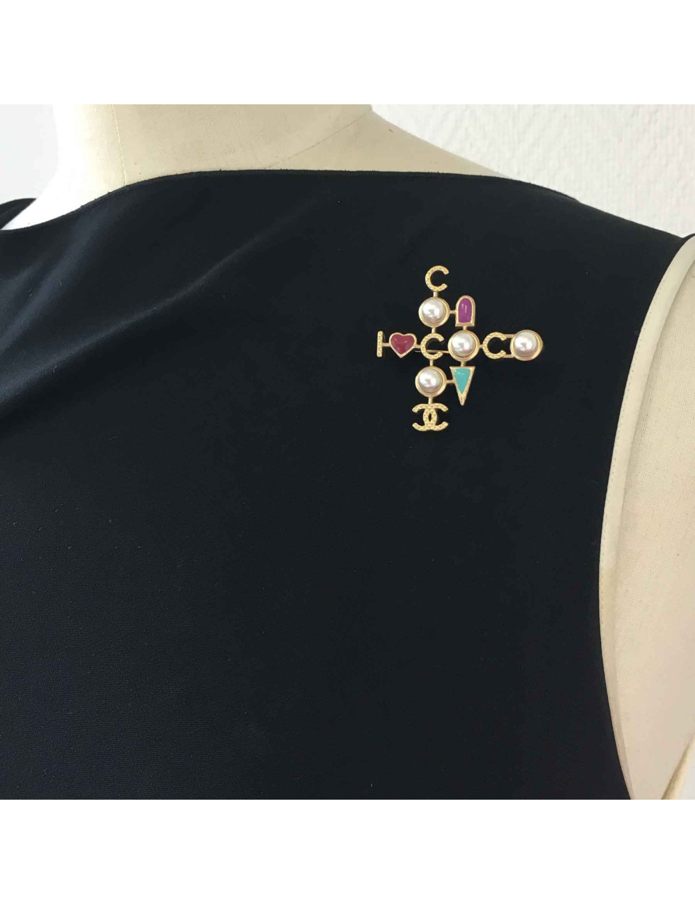 Broche CHANEL "COCO" en métal doré, perles nacrées 