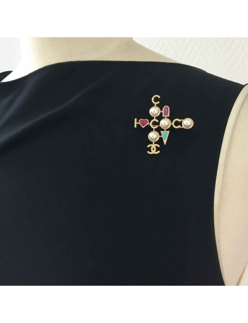 Broche CHANEL "COCO" en métal doré, perles nacrées 