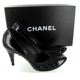 CHANEL pumps in smooth leather and black varnish leather
