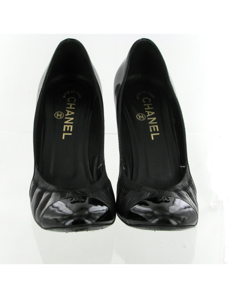 Escarpins CHANEL en cuir lisse et cuir vernis noir