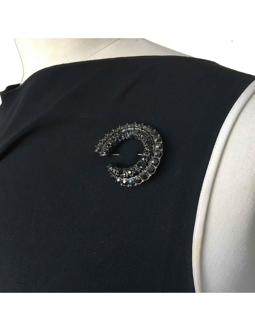 Broche en strass noir non signée