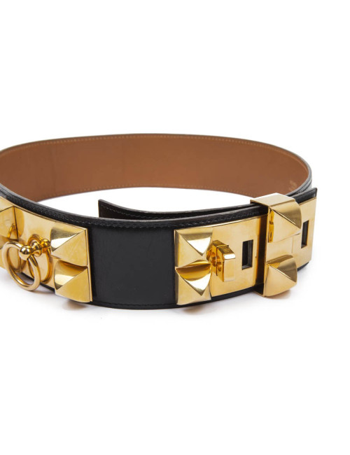 Robe CHANEL noire avec boutons en sigle doré