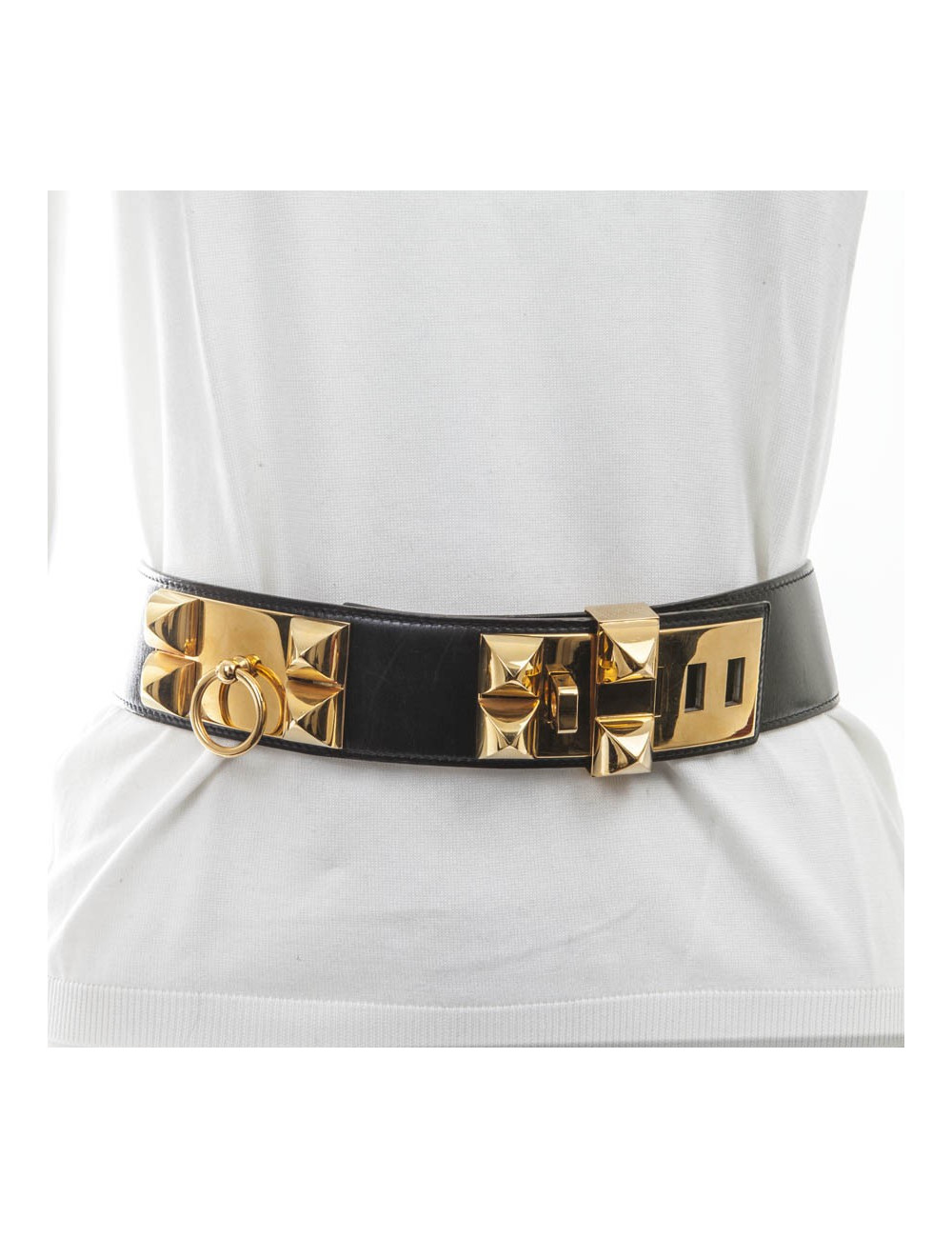 Robe CHANEL noire avec boutons en sigle doré