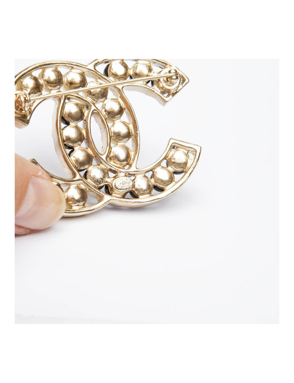 Broche CHANEL bicolore perles nacrées et noires 