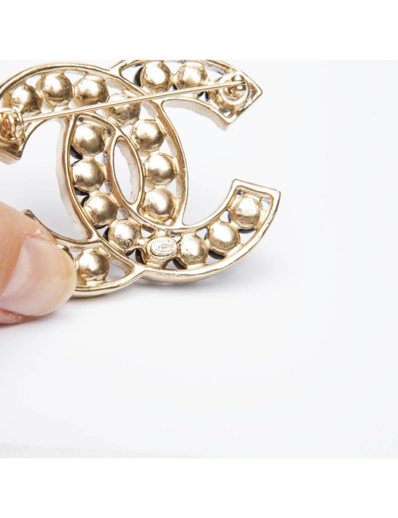 Broche CHANEL bicolore perles nacrées et noires 