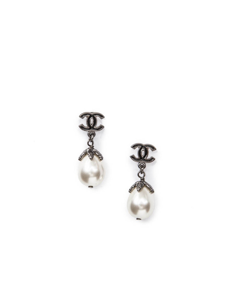 Boucles d'oreille clous CHANELdouble "C" émaillé noir et perle nacrée ovale