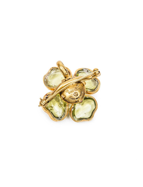 CHANEL camélia brooch in gilded metal and green molten glass