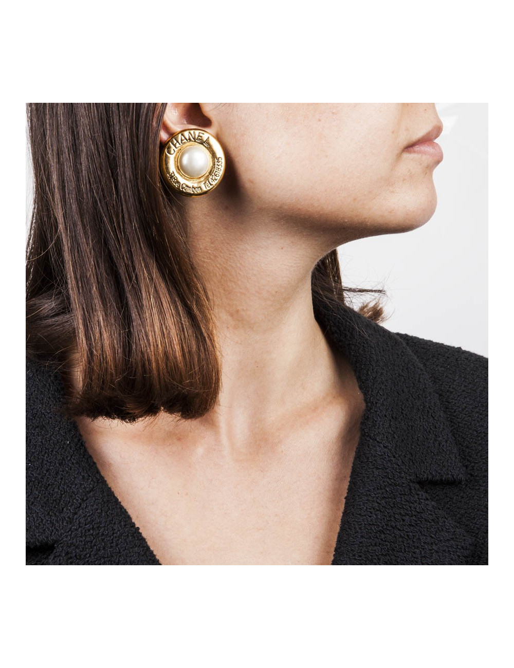 Boucle d'oreille CHANEL en rond métal or et perle