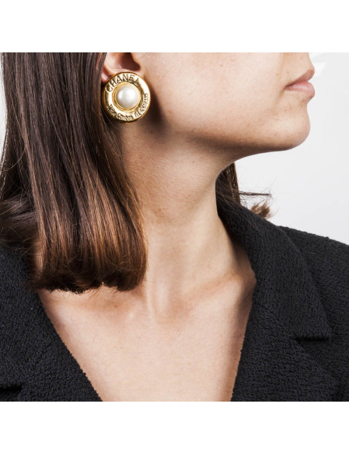 Boucle d'oreille CHANEL en rond métal or et perle