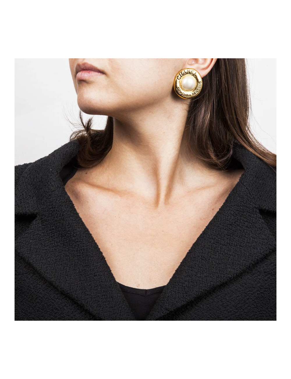 Boucle d'oreille CHANEL en rond métal or et perle