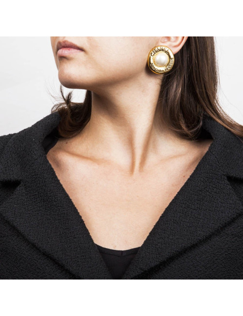 Boucle d'oreille CHANEL en rond métal or et perle