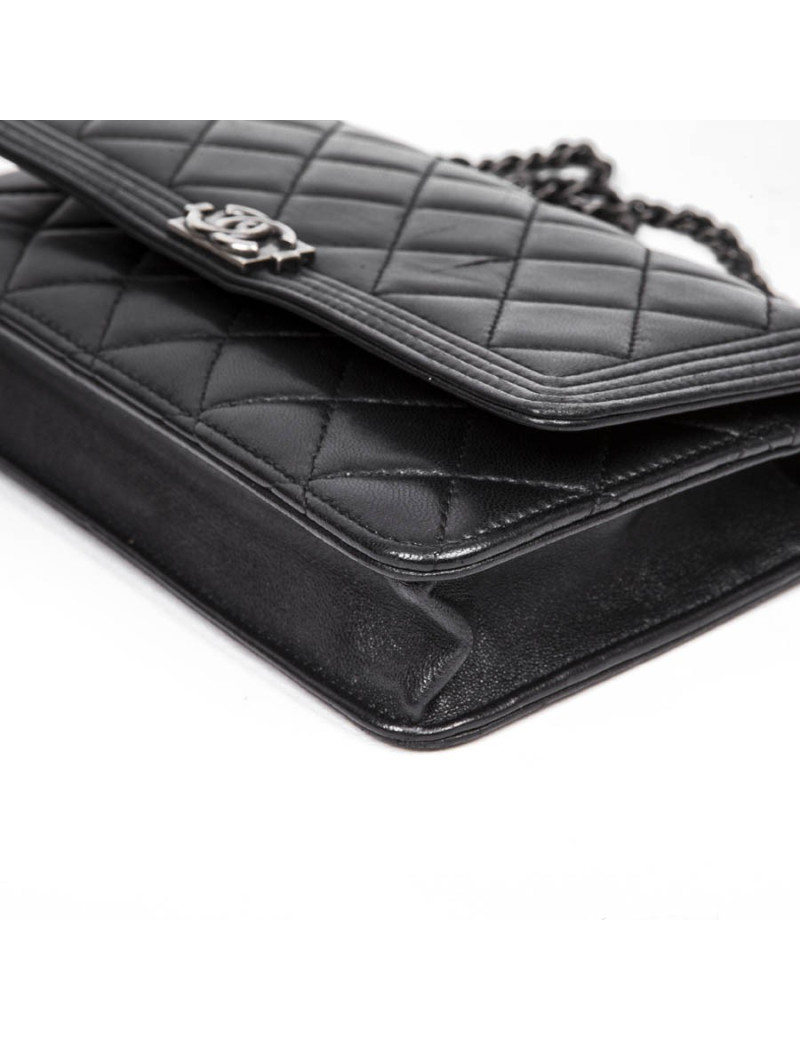 Mini sac CHANEL en cuir d'agneau noir fermoir "boy"