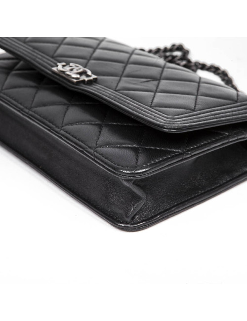 Mini sac CHANEL en cuir d'agneau noir fermoir "boy"