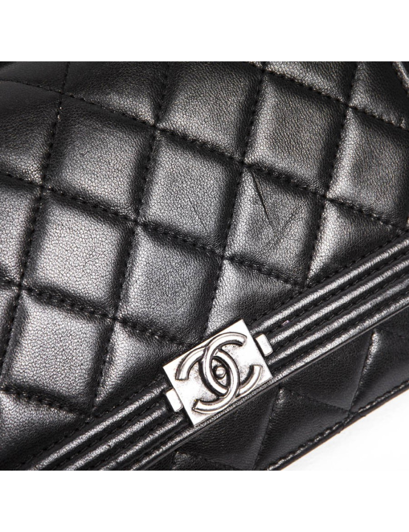 Mini sac CHANEL en cuir d'agneau noir fermoir "boy"