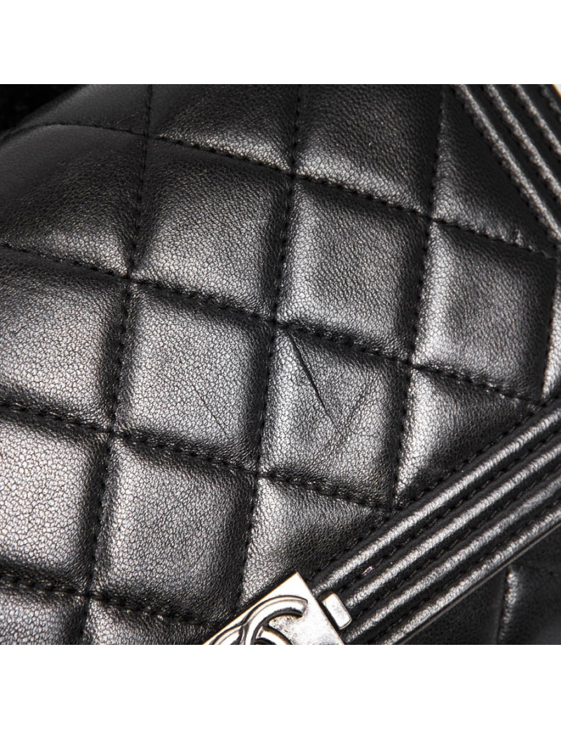 mini sac CHANEL en cuir d'agneau noir