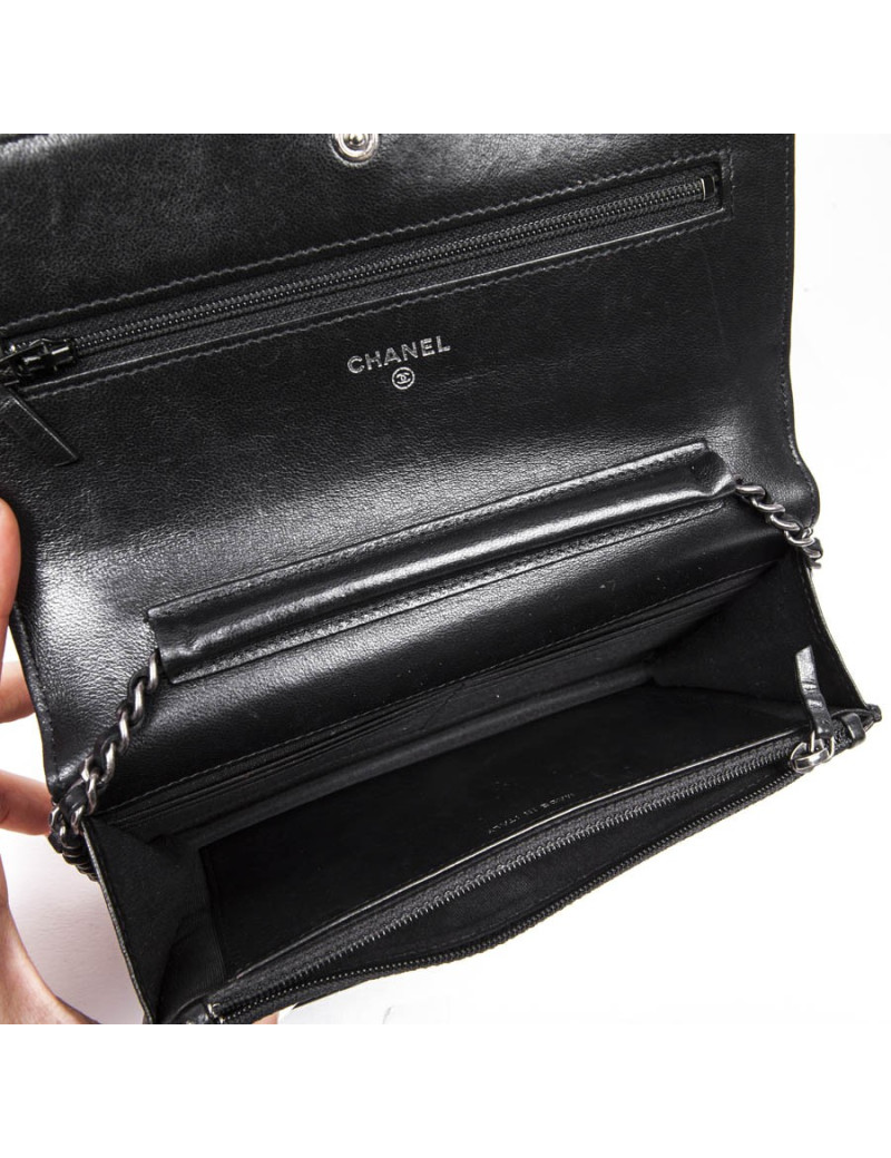 Mini sac CHANEL en cuir d'agneau noir fermoir "boy"