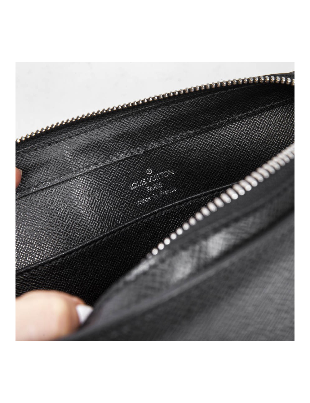 Pochette LOUIS VUITTON de voyage en cuir Taiga brun