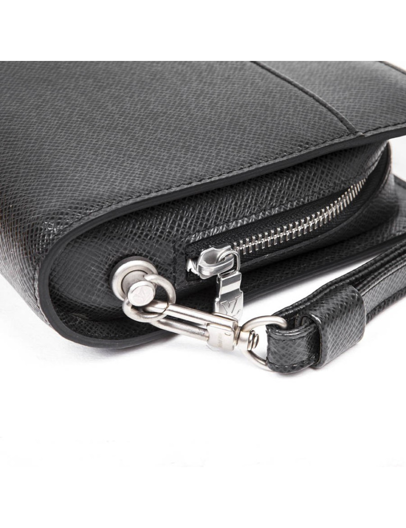 Pochette LOUIS VUITTON de voyage en cuir Taiga brun