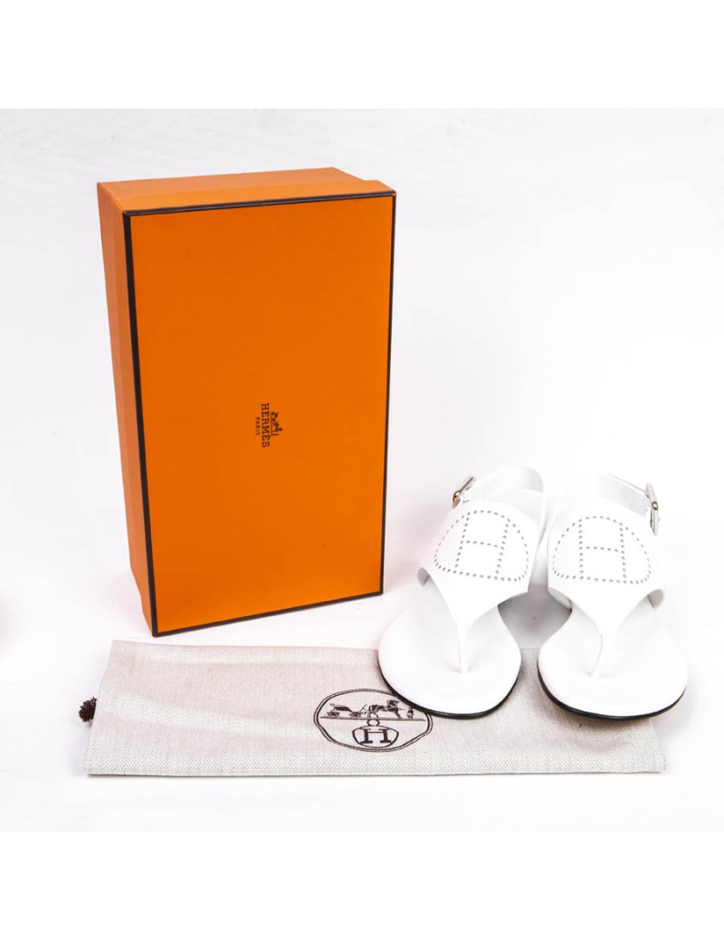 Sandales HERMES plate en cuir blanc H perforé