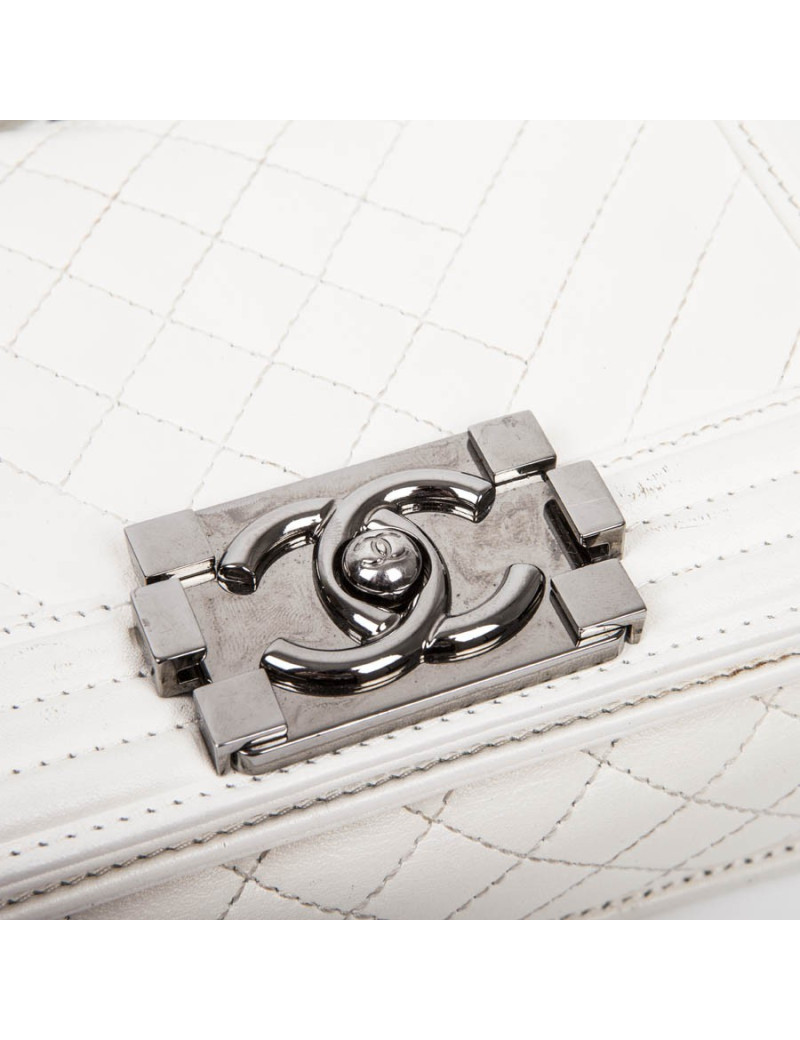 Sac BOY CHANEL cuir matellassé blanc