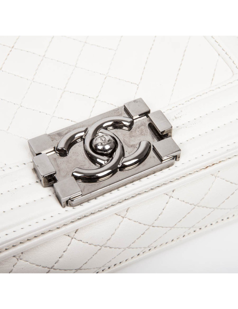 Sac BOY CHANEL cuir matellassé blanc