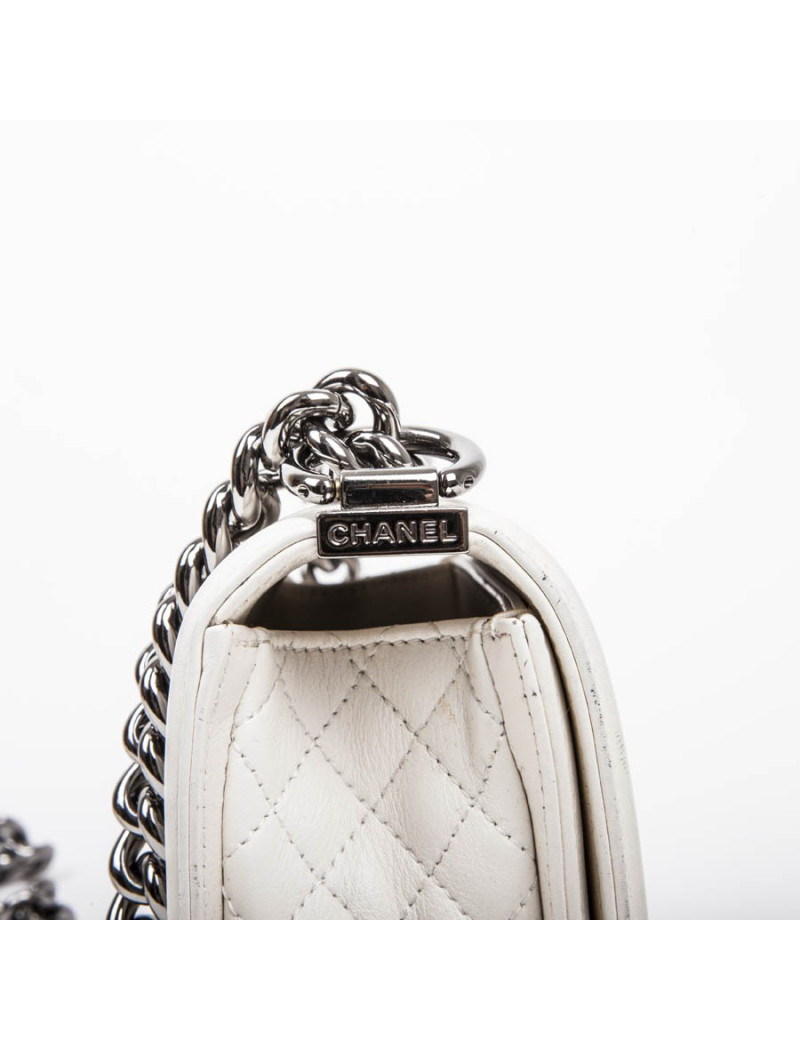 Sac BOY CHANEL cuir matellassé blanc