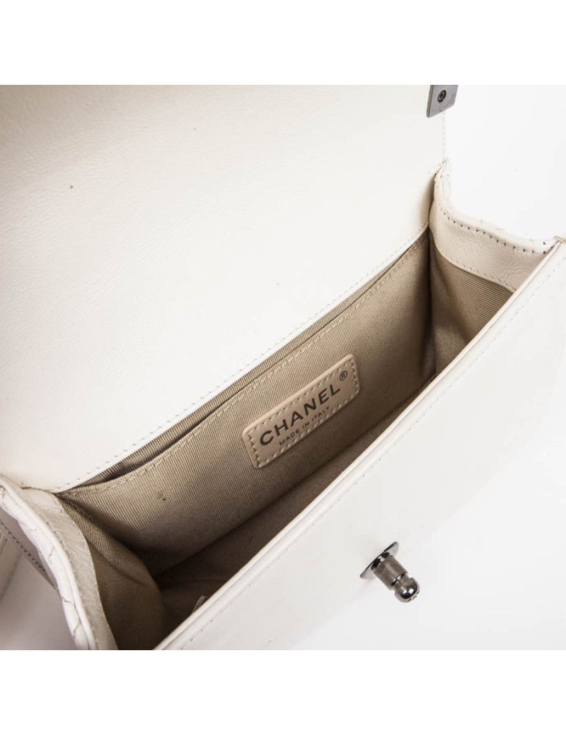 Sac BOY CHANEL cuir matellassé blanc