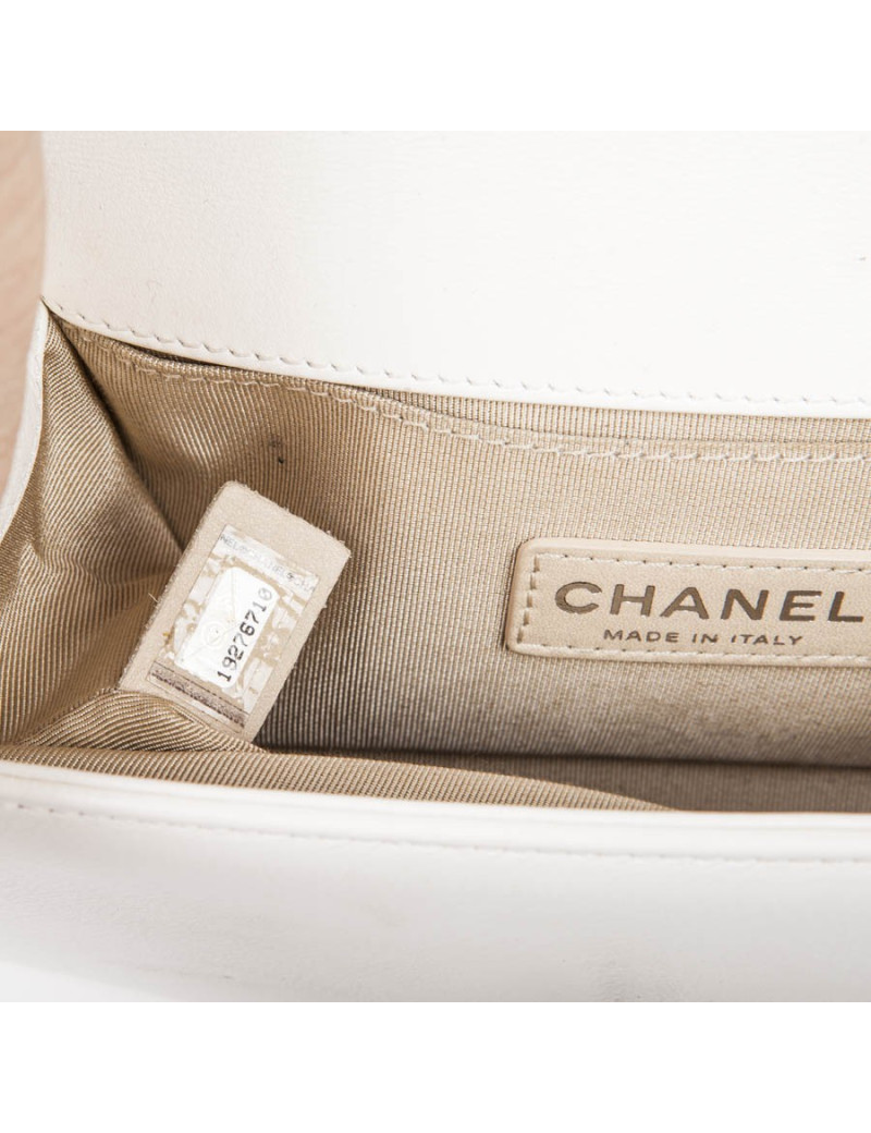 Sac BOY CHANEL cuir matellassé blanc