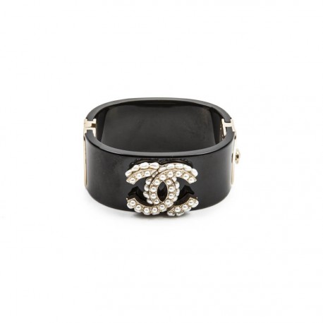 CHANEL cuff bracelet in black plexi and CC in freshwater pearls - VALOIS  VINTAGE PARIS