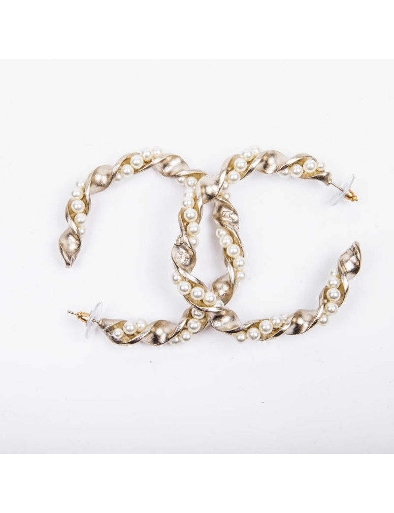CHANEL Hoop earrings in gilded metal and pearls