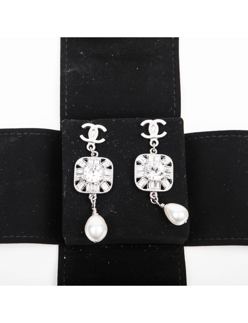Boucles d'oreille pendantes CHANEL brillants et strass